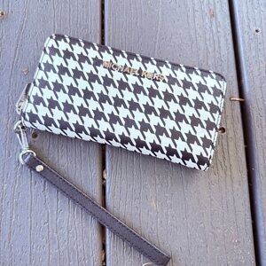 Michael Kors Monochrome Houndstooth Wristlet